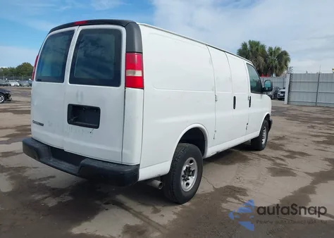 2018 Chevrolet Express 2500 Work Van z USA, uszkodzony, nr VIN 1GCWGAFP5J1260308